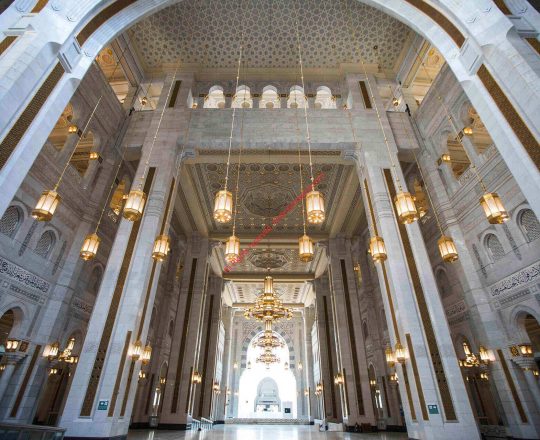يظهر الممر الرئيسي أسفل القبة الرئيسية المتحركة كما تظهر قاعات الصلاة على جانبي الممر يتدلى من سقفها فوانيس الإضاءة والثريات المذهبة 