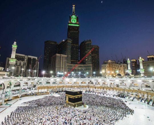 يظهر حول صحن المطاف الرواق العثماني بعد تجديده واهتمام الدولة السعودية للحفاظ على التراث القديم. كما يظهر حوله توسعة المطاف الجديدة على المناسيب الثلاثة للحرم بعد إزالة عواميد المطاف القديمة واستبدالها ببحور واسعة 