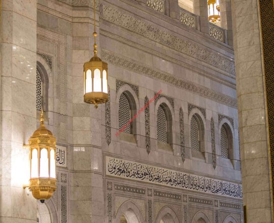 قاعات الصلاة على جانبي الممر الرئيسي للتوسعة . يزين الواجهة آيات قرآنية رسمت بعناية يعلوها مشربيات رخامية تزينها أنماط عربية وتكسوها الواجهة فوانيس مرصعة بالكريستال