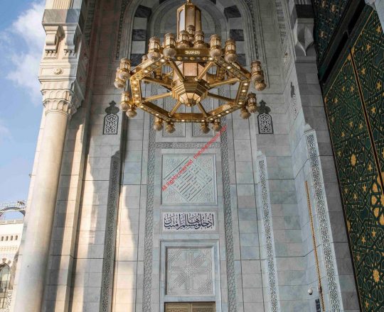 بهو بوابة الملك عبدالله من الخارج وعلى يمينها تظهر باللون الأخضر بوابة صنعت خصيصا ضد الحريق تفتح بنظام اتوماتيكي يكسو البوابة تصاميم واشكال عربية نحاسية و في المنتصف يكسو ارضيتها أنماط واشكال عربية رخامية و الحوائط مزخرفة ببعض الآيات القرآنية الرخامية يرتفع اعلاها اقواس صنعت بمهارة يزين اعلى الاعمدة مقرنسات وتاج من الرخام ويتدلى من سقفها ثريات مذهبة صنعت خصيصا بأشكال عربية يكسوها اغلى أنواع الكريستال .