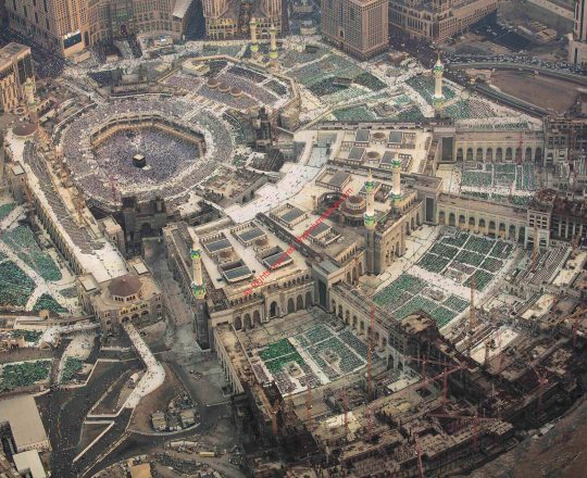 يظهر في الصورة التوسعة السعودية الأولى والثانية والثالثة وتظهر مجموعة الجسور والمساطب والساحات الداخلية والقباب المتحركة والثابتة والقبة الرئيسية المتحركة ويظهر على اليسار توسعة المسعى الجديدة بعرض 40 متر 